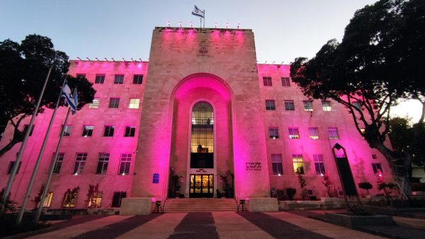 בניין עירית חיפה מואר לרגל חודש המודעות לסרטן השד